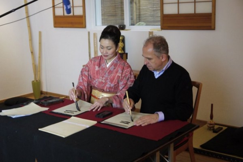 Autor Tiki Küstenmacher lernt japanische Kalligraphie