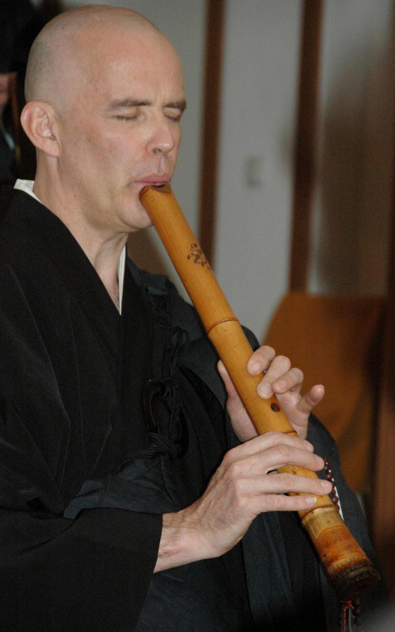 Dokuho spielt Zen Flöte