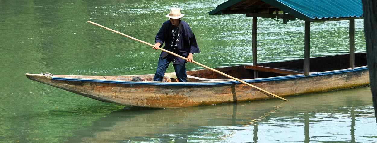 Fährmann in Kahn auf Fluss